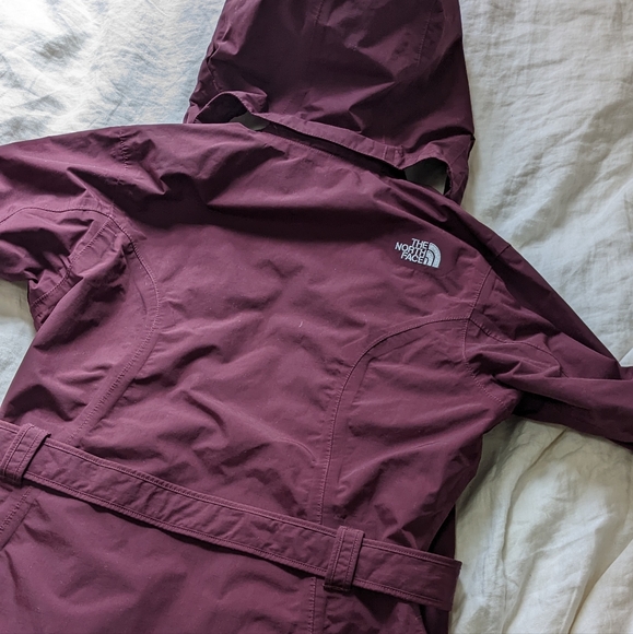 The North Face Fall Wine Raspberry Windbreaker with Removable Hood - Picture 6 of 10